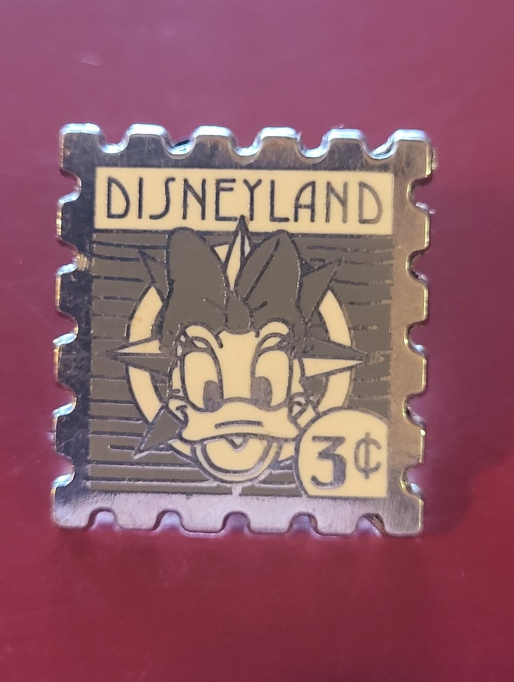 Silver hidden mickey Disney Disneyland 2008 pin daisy duck